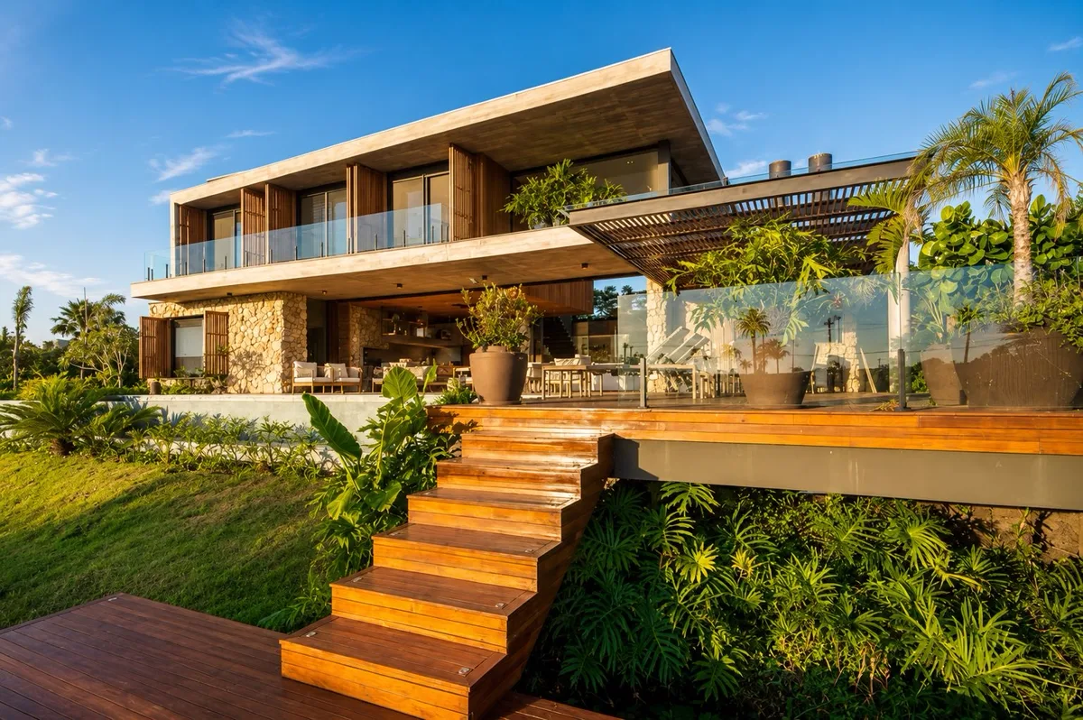 Casa contemporânea com piscina e deck de madeira em condomínio do litoral norte
