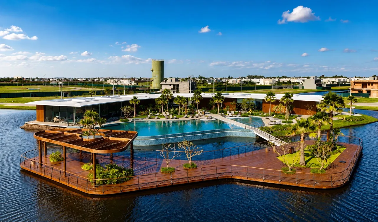 Clube com piscina e deck flutuante sobre o lago de um condomínio no litoral norte do RS